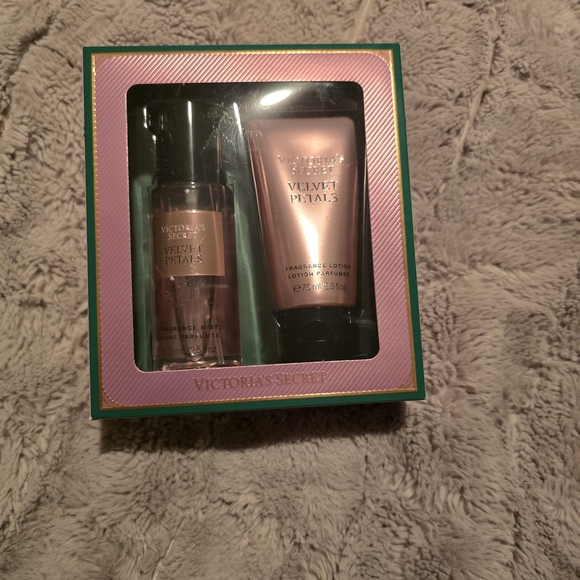 Victoria's Secret Velvet Petals Fragrance Set - Picture 2 of 3